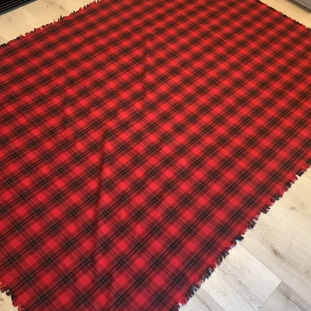 Table cover plaid‎ red green black fringed Christmas holidays